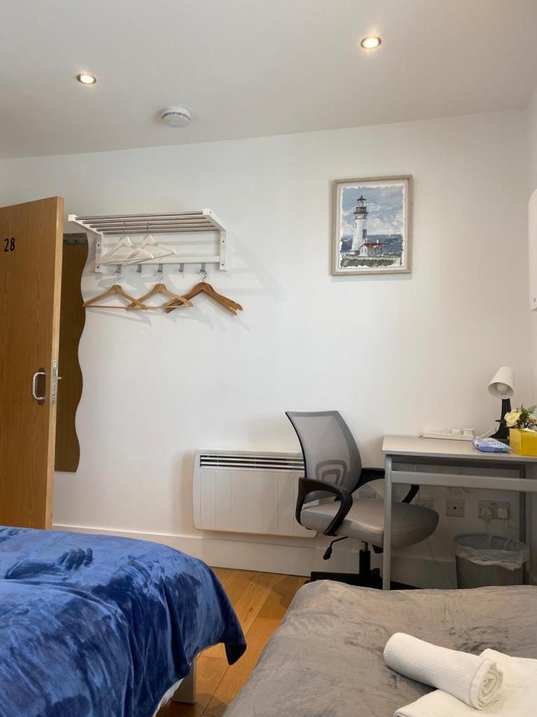 Private Near Euston Station, Проживание в семье *