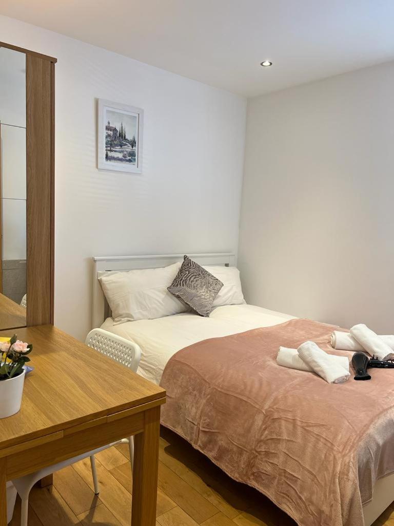 Private Near Euston Station, * Лондон