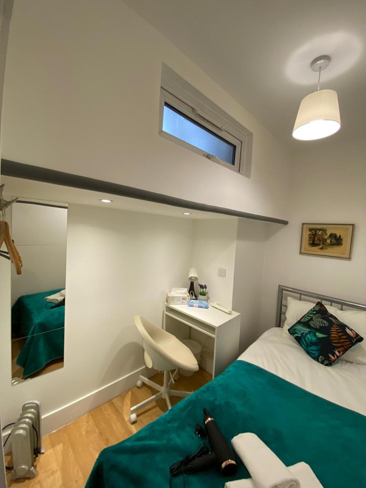 Private Near Euston Station, Проживание в семье