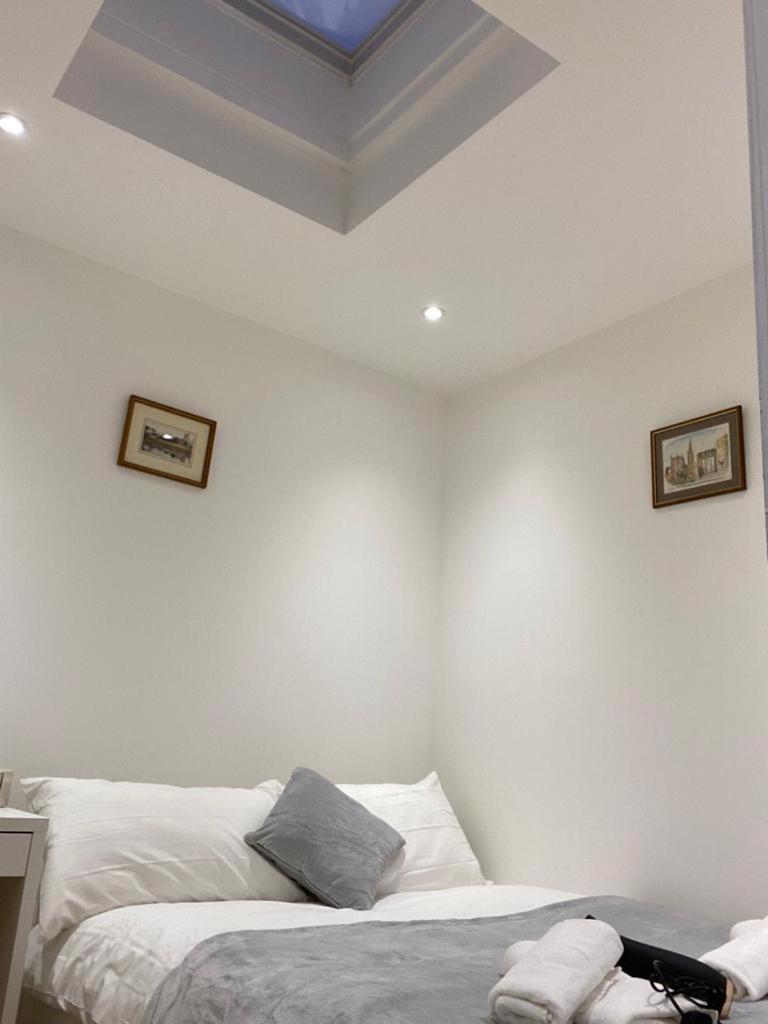 Private Near Euston Station, Проживание в семье