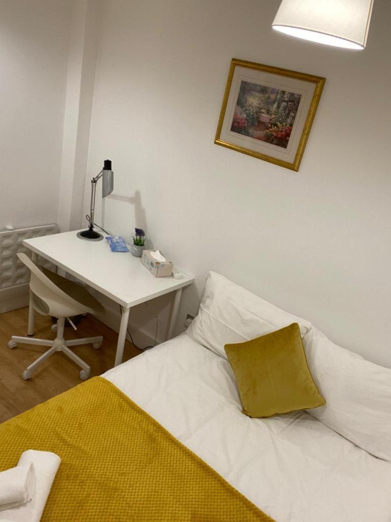 Private Near Euston Station, Проживание в семье *