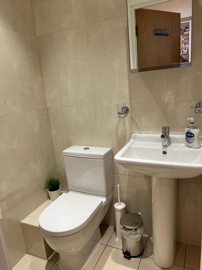Private Near Euston Station, Проживание в семье